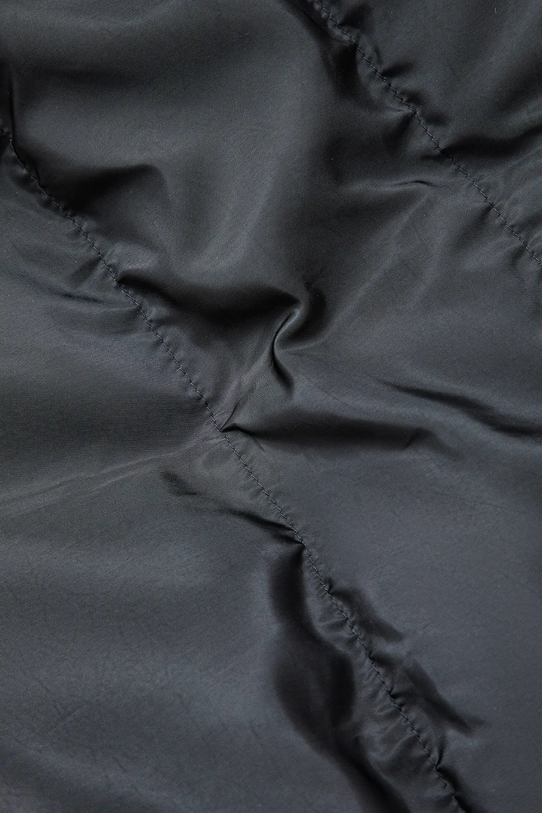 Luvik | Musta pystykaulus leikkauksella varustettu puffertakki