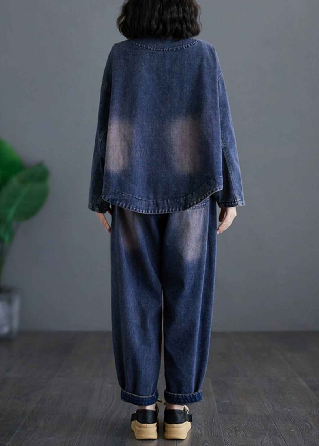 Luvik | Tummansininen peittohaalaripuku V-pääntiellä ja pitkähihainen kaksiosainen haremihousuasu