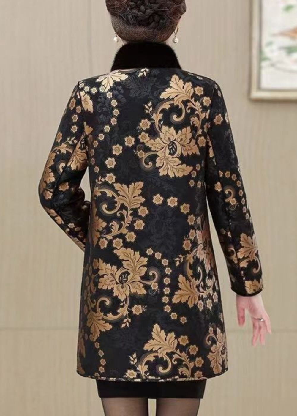 Luvik | Kultakuvioinen nahka- ja lämpökarvotakki, jossa kultakarvakaulus