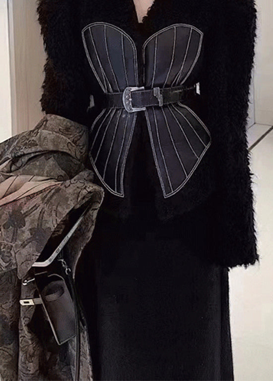 Luvik | Nahka- ja turkistakki solmittavalla vyötärökuviolla mustalla V-aukolla