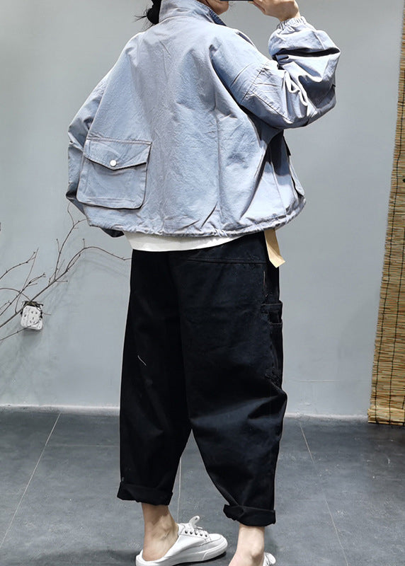 Luvik | Vaaleansininen korkeakauluksinen puuvillatakki, jossa on vetoketju, joustava naru, taskut ja pitkät hihat