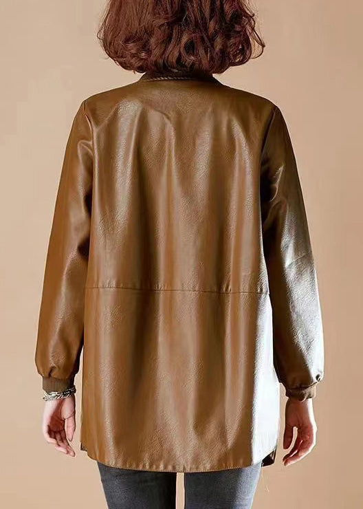 Luvik | Vuoreton keinonahkavuori punaisella korkean kauluksen kanssa, jossa on taskut