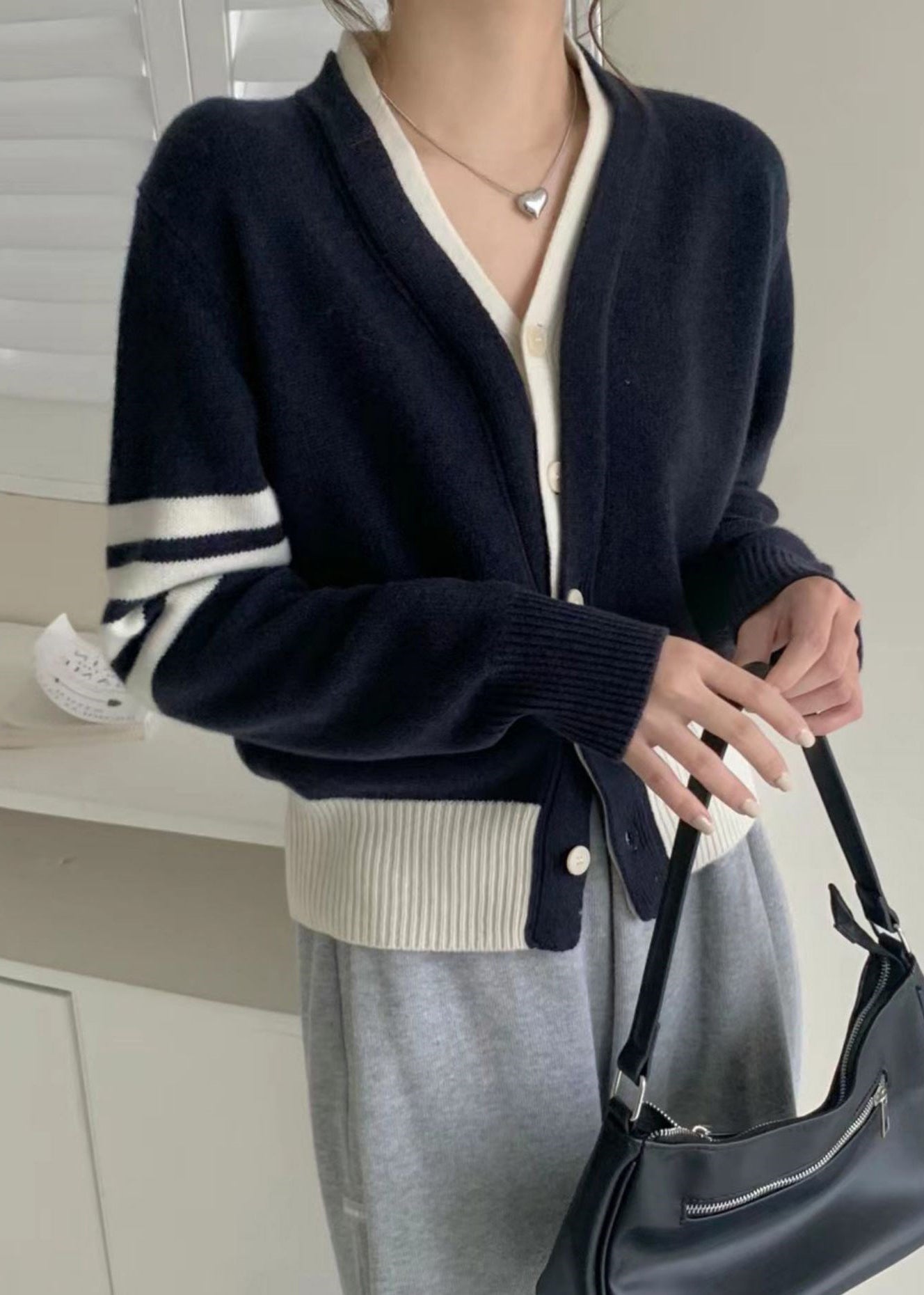 Luvik | Merinovillasta valmistettu takki tummansinisillä painikkeilla, joissa on feikkikaksiosainen muotoilu