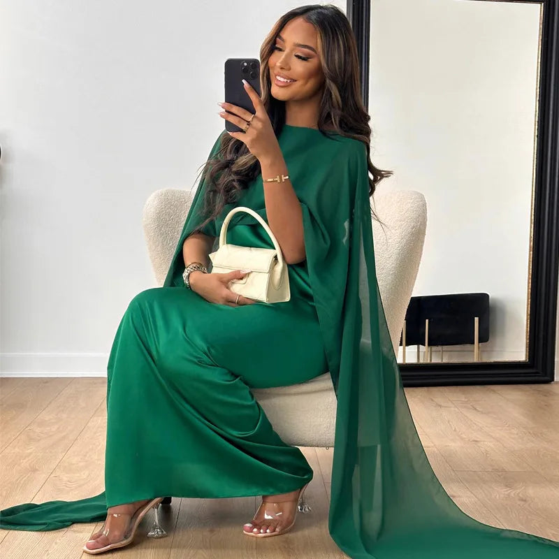 Luvik | Pitkä naistenpuku, joka on valmistettu satiinista