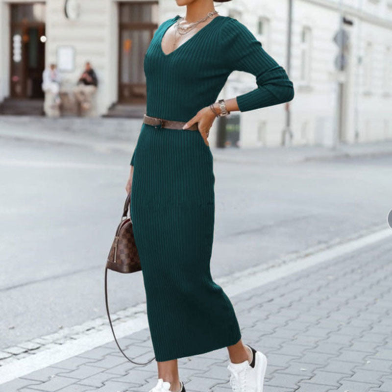 Luvik | Neulottu pitkä joustava mekko seksikkäällä V-kaula-aukolla