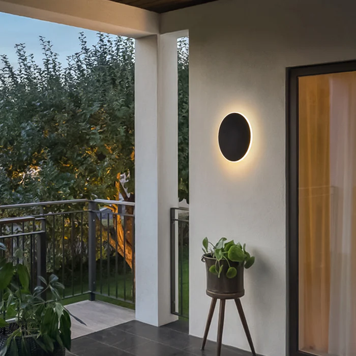 Elegant LED vegglys for utendørs bruk - Minimalistisk rund design | Luvikno