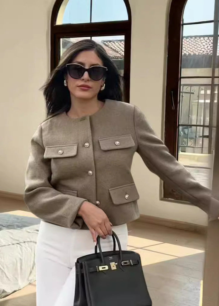 Luvik | Tweed kort jakke – Klassisk eleganse med gullknapper dekorasjoner