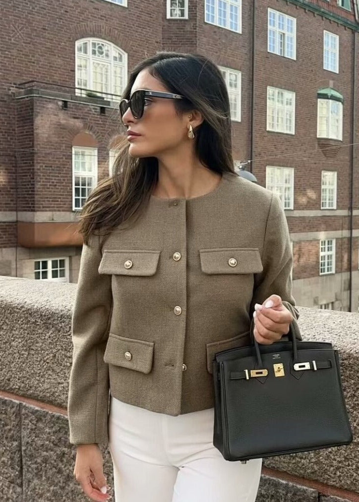 Luvik | Tweed kort jakke – Klassisk eleganse med gullknapper dekorasjoner