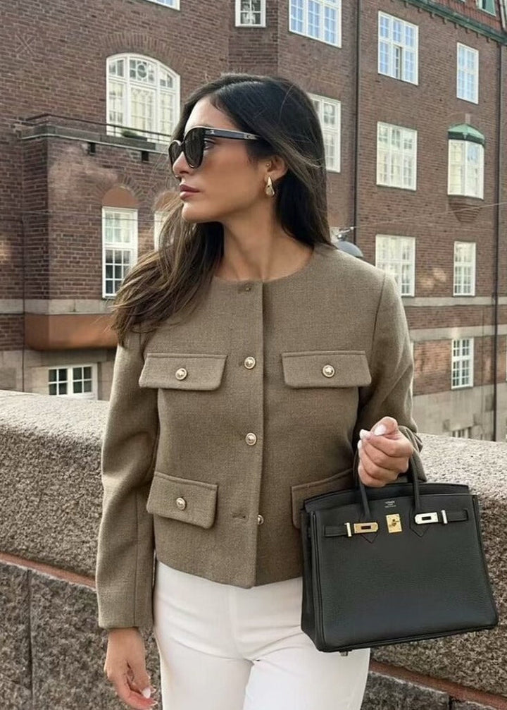 Luvik | Tweed kort jakke – Klassisk eleganse med gullknapper dekorasjoner