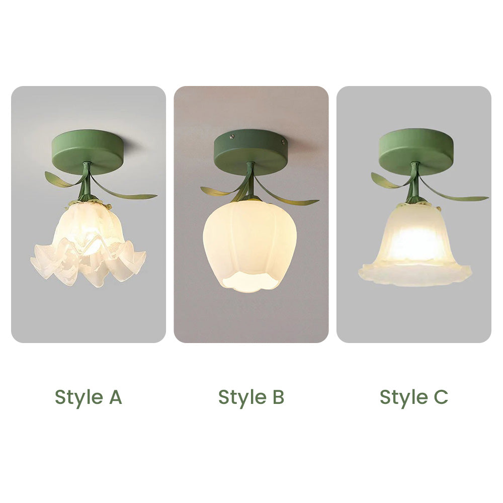 Taklampe med blomstret glasskjermdesign Luvikno