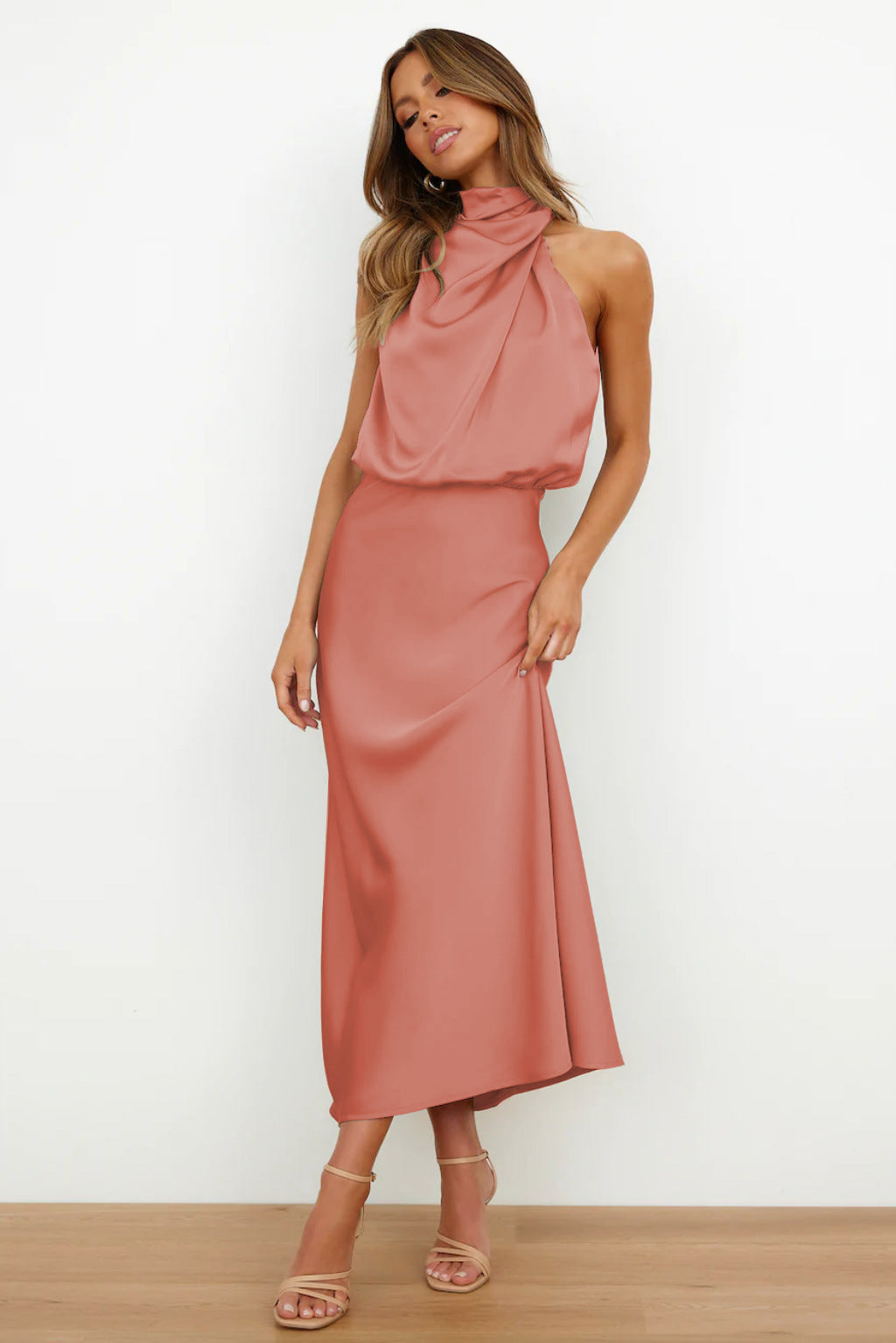 Luvik | Elegant Satin-Midiopas mekko Halterneck