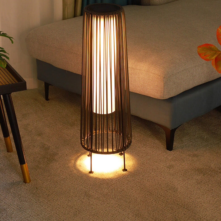 Moderne Minimalistiske Solvannavvisende Runde Vertikale Trekkstrippe Jern Rattan LED Stående Gulvlampe For Utendørs Patio | Luvikno
