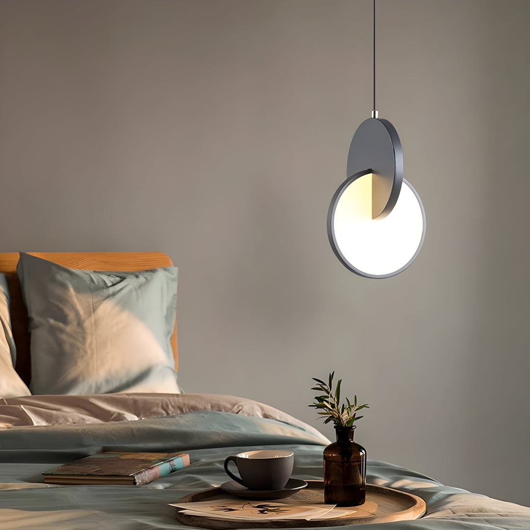 Moderne skandinaviske LED pendellampe med rundt ramme og varmt glød Luvikno