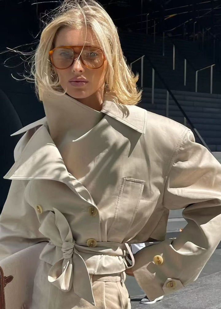 Luvik | Korte belte trench coat med overdimensjonerte klaffer