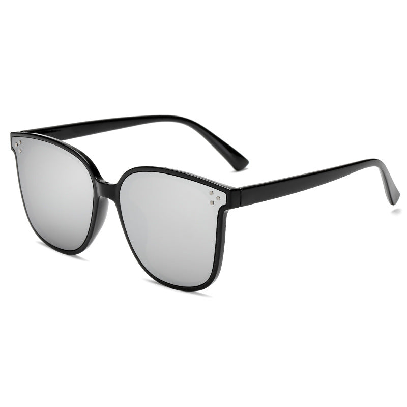 Dame solbrille i elegant design med høykvalitets UV-beskyttelseslinser Luvikno