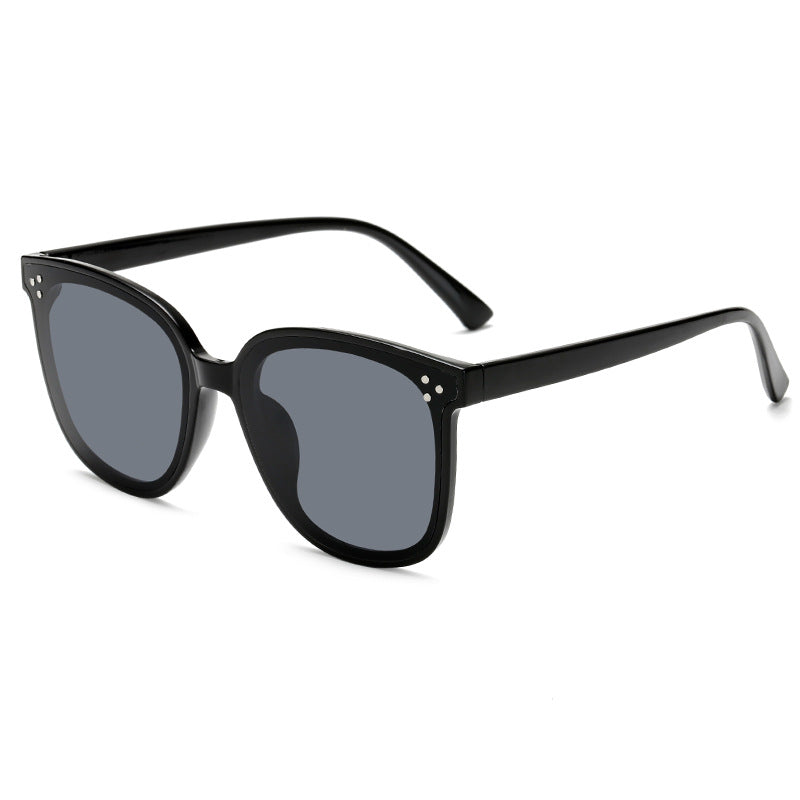 Dame solbrille i elegant design med høykvalitets UV-beskyttelseslinser Luvikno