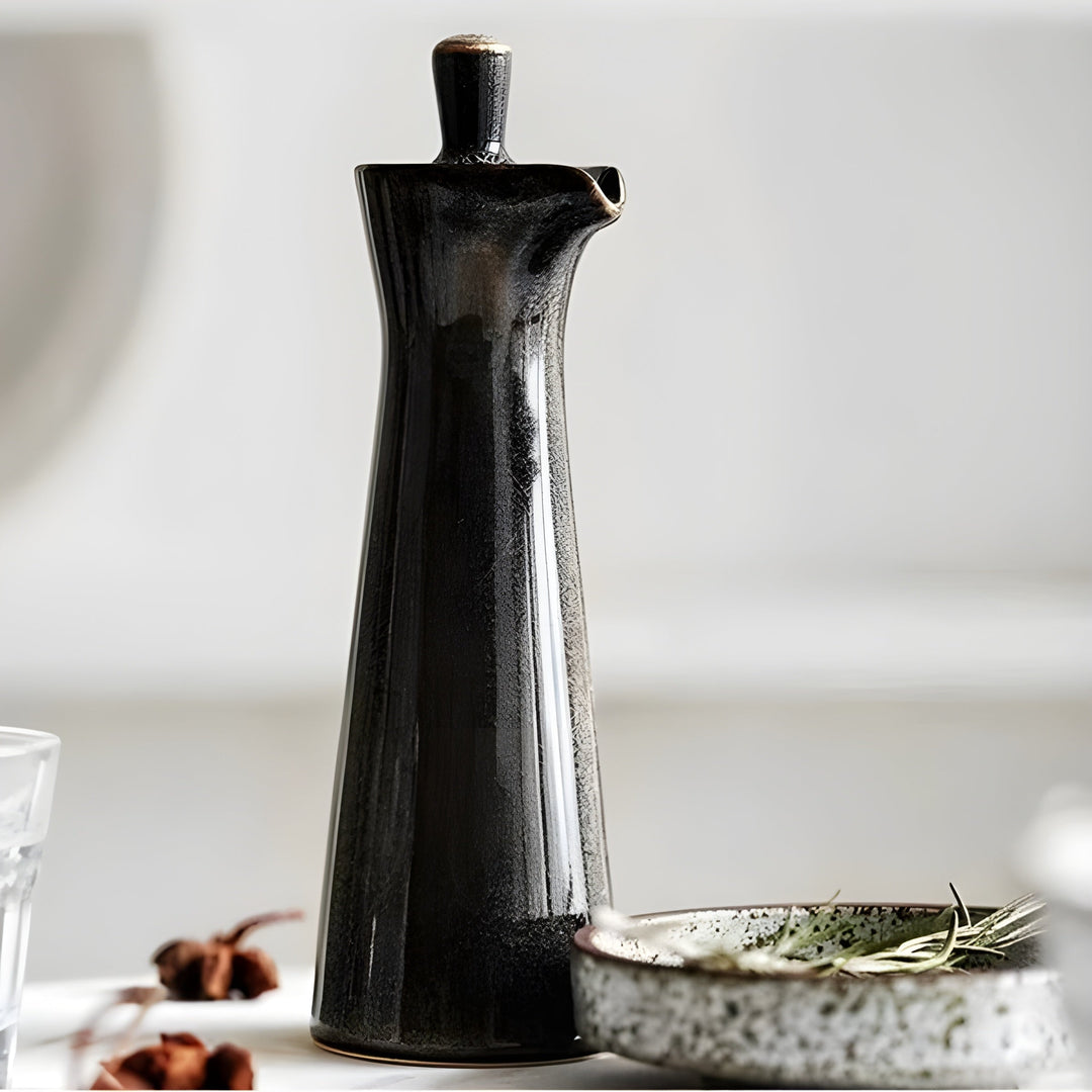 Olje- og krydderflaske laget av keramikk – Stilig og aroma-bevarende | Perfekt for kjøkken og spisebord | Luvikno