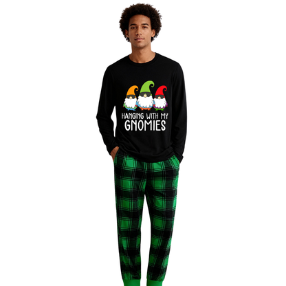 Luvik | Three Santas "HANGING WITH MY GNOMIES" Monogrammi Printti Musta Pitkähihais Toppi Vintage Vihreä ja Musta Suuri Ruudukko Kuvio Perhesovittavat Pyjamat