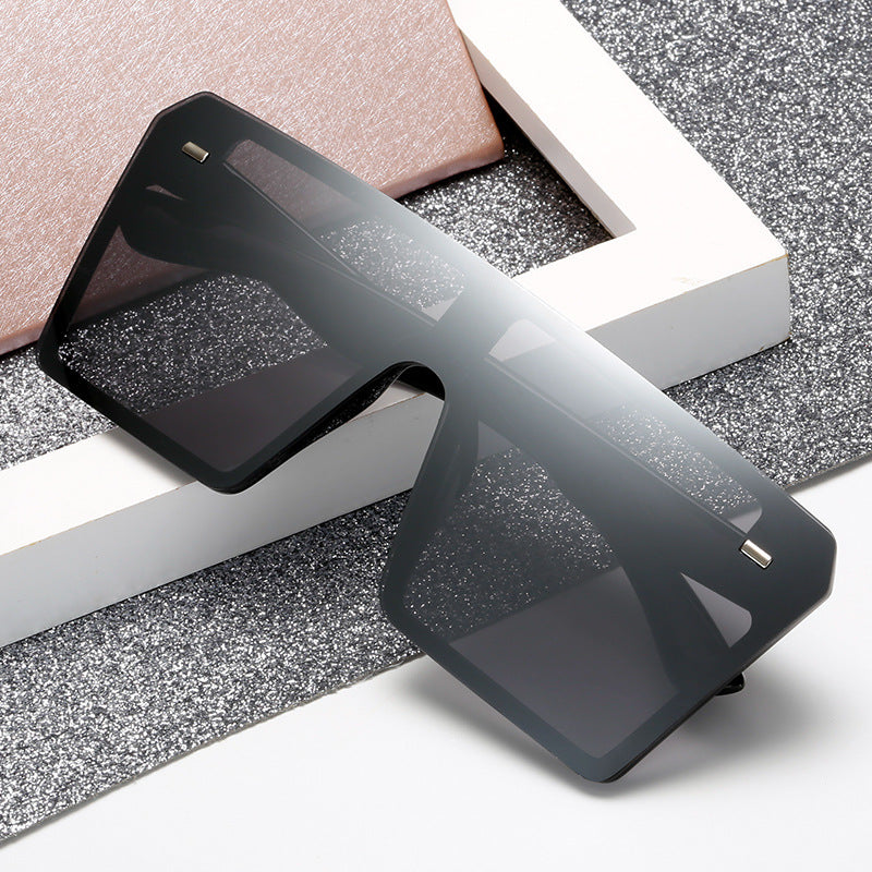 Dame Oversized solbriller i futuristisk design Luvikno