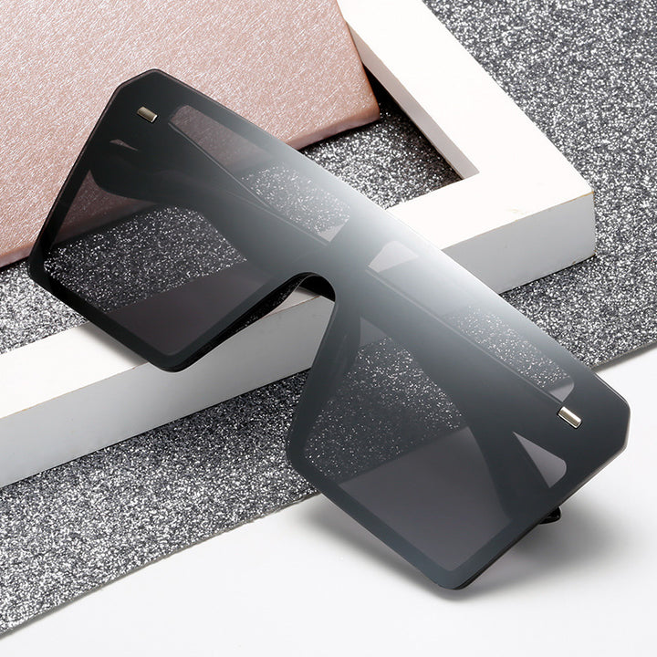 Dame Oversized solbriller i futuristisk design Luvikno