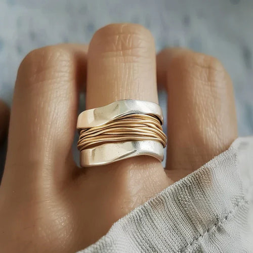 Elegant sølvring med luksuriøse gulldetaljer - Solaira Luvikno