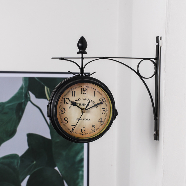 Dobbelsidig veggklokke i vintage design, klassisk klokke for stue og gang | Luvikno