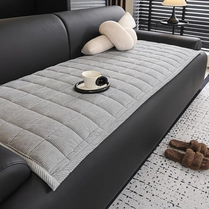 LuxeShield Quiltmatte — Transformér sofaen din til en feilfri oase av komfort og beskyttelse | Luvikno