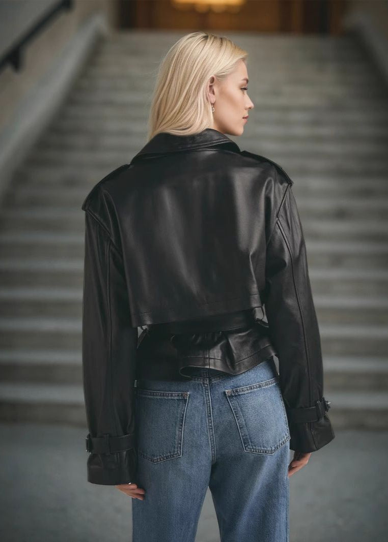 Luvik | Keinonahkainen lyhyt vyötrenssitakki