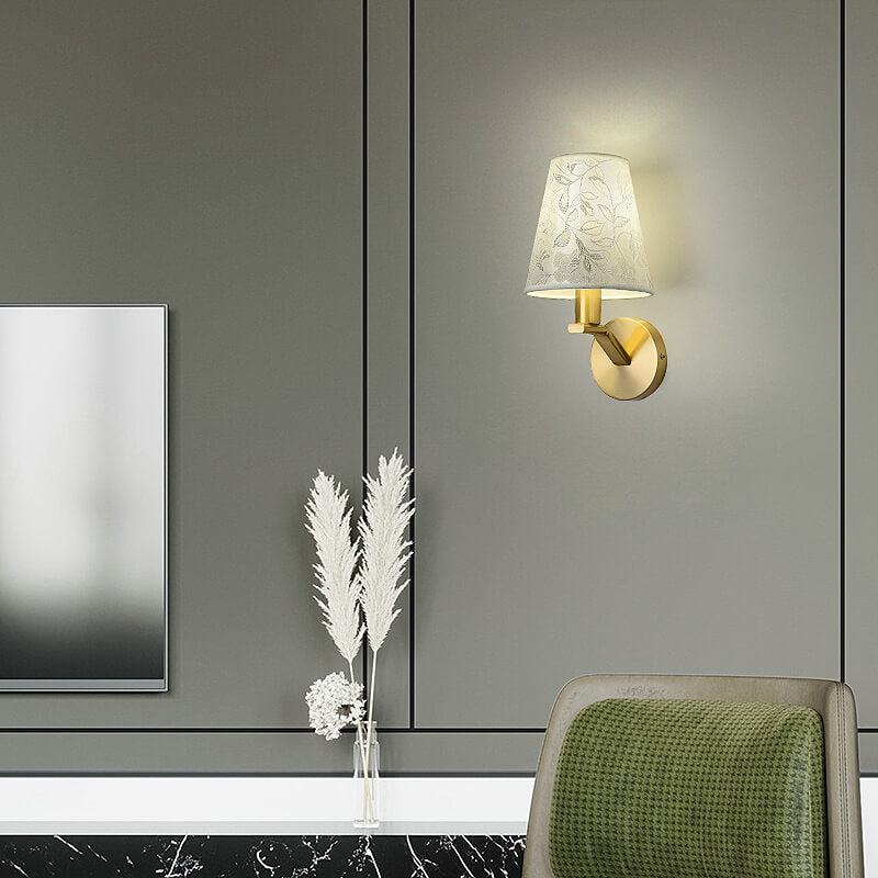 Stilig stoffvegglampe med elegant blomstermønster | Luvikno