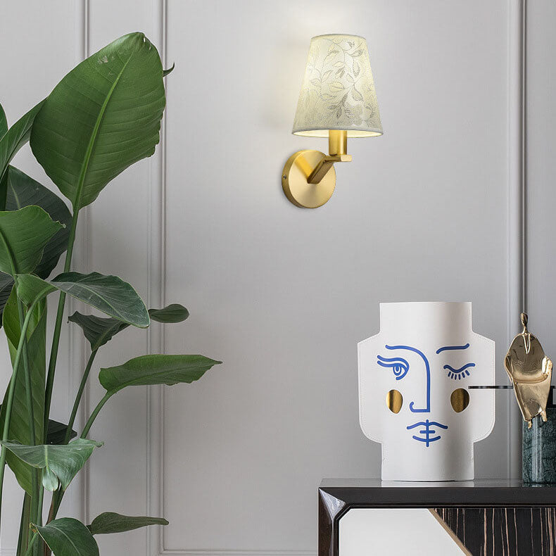 Stilig stoffvegglampe med elegant blomstermønster | Luvikno