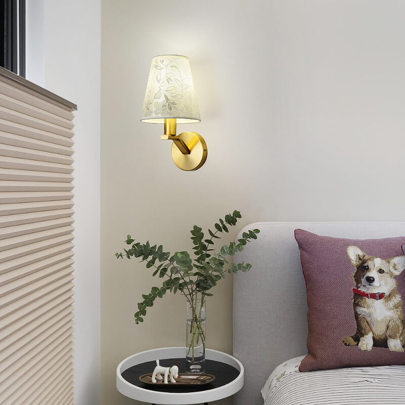 Stilig stoffvegglampe med elegant blomstermønster | Luvikno