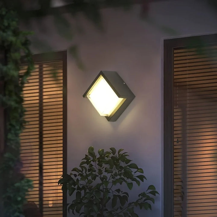 Holdbar LED vegglys for utendørs bruk - Værbestandig og energibesparende utelys, ideelt for hage og terrasse | Luvikno