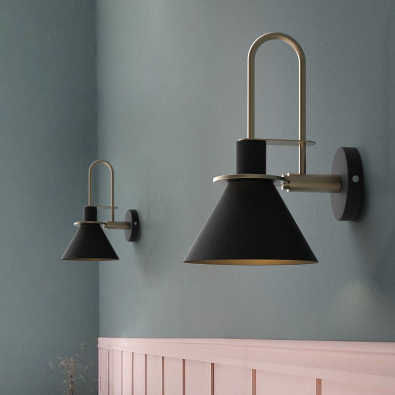 Svart/Hvit/Grønn Kjegle Vegglampe Macaron 1-Lykt Metall Veggmontert Lys med Bølgearm for Soverom, Varm/Hvit Lys | Luvikno