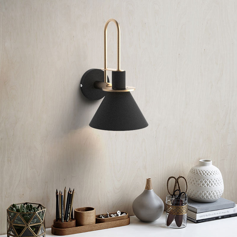 Svart/Hvit/Grønn Kjegle Vegglampe Macaron 1-Lykt Metall Veggmontert Lys med Bølgearm for Soverom, Varm/Hvit Lys | Luvikno