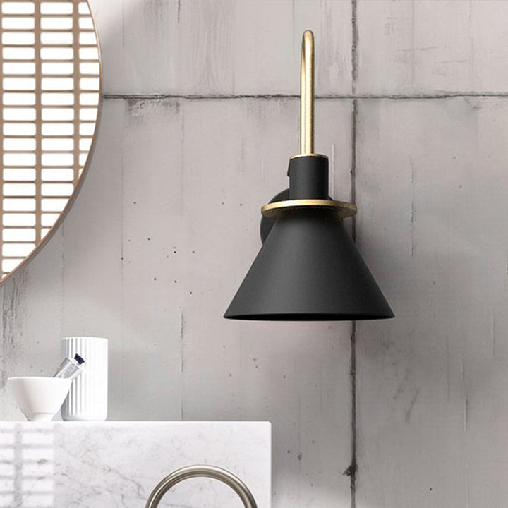 Svart/Hvit/Grønn Kjegle Vegglampe Macaron 1-Lykt Metall Veggmontert Lys med Bølgearm for Soverom, Varm/Hvit Lys | Luvikno