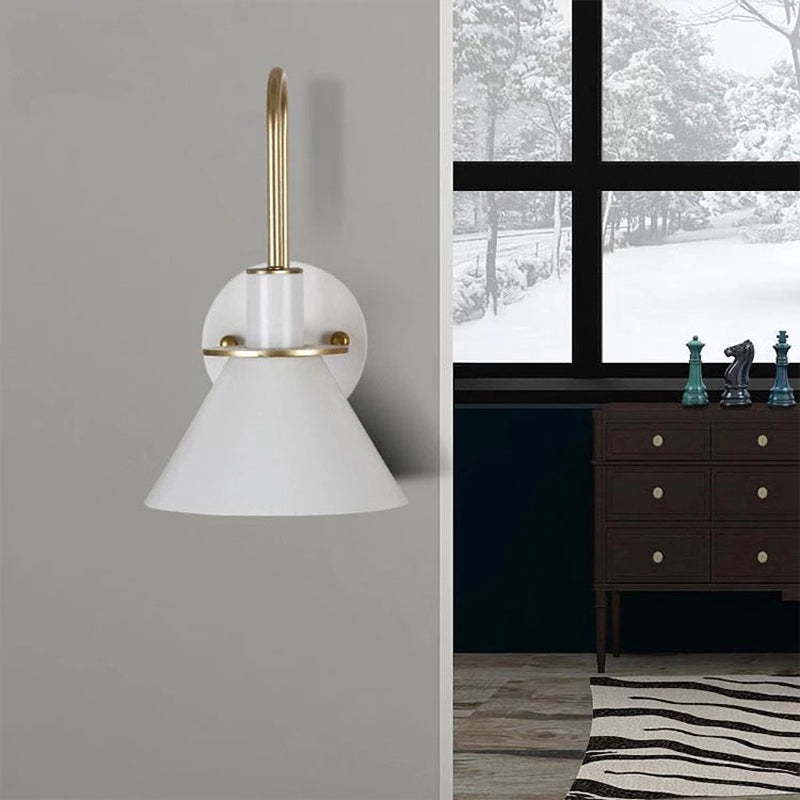 Svart/Hvit/Grønn Kjegle Vegglampe Macaron 1-Lykt Metall Veggmontert Lys med Bølgearm for Soverom, Varm/Hvit Lys | Luvikno