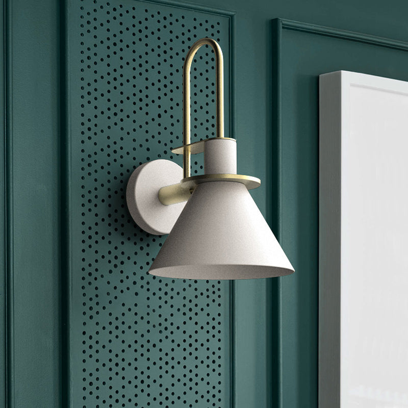 Svart/Hvit/Grønn Kjegle Vegglampe Macaron 1-Lykt Metall Veggmontert Lys med Bølgearm for Soverom, Varm/Hvit Lys | Luvikno