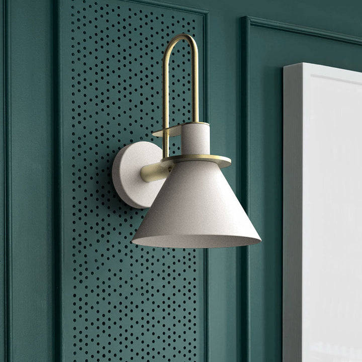 Svart/Hvit/Grønn Kjegle Vegglampe Macaron 1-Lykt Metall Veggmontert Lys med Bølgearm for Soverom, Varm/Hvit Lys | Luvikno