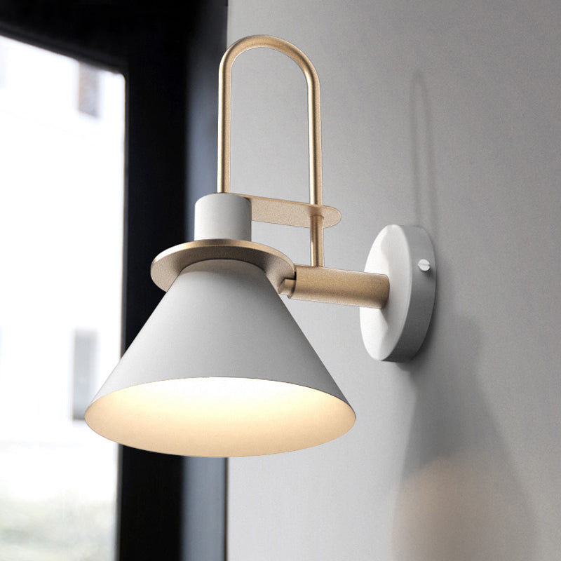 Svart/Hvit/Grønn Kjegle Vegglampe Macaron 1-Lykt Metall Veggmontert Lys med Bølgearm for Soverom, Varm/Hvit Lys | Luvikno
