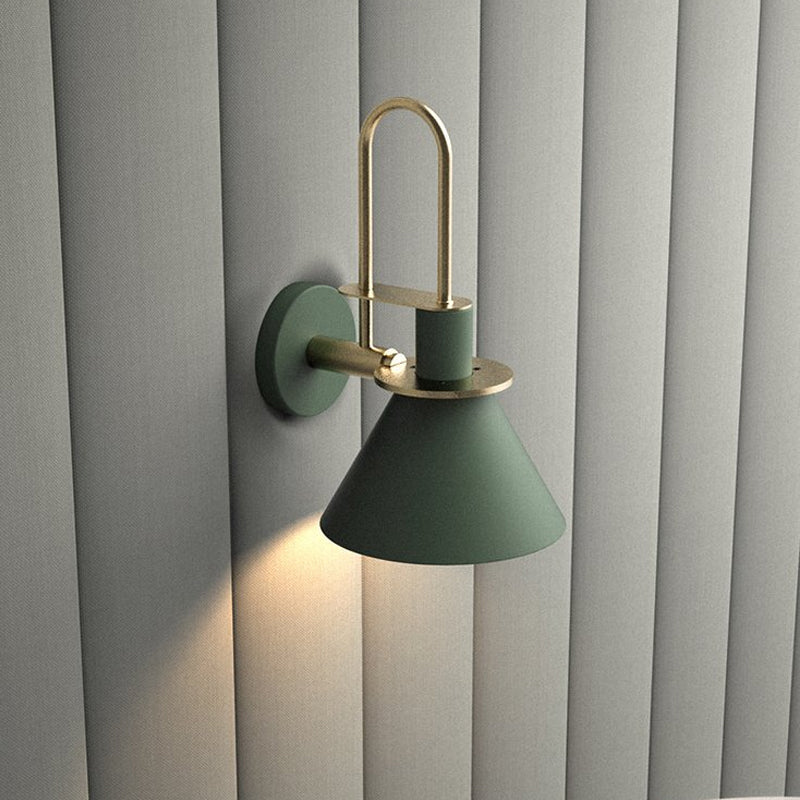 Svart/Hvit/Grønn Kjegle Vegglampe Macaron 1-Lykt Metall Veggmontert Lys med Bølgearm for Soverom, Varm/Hvit Lys | Luvikno