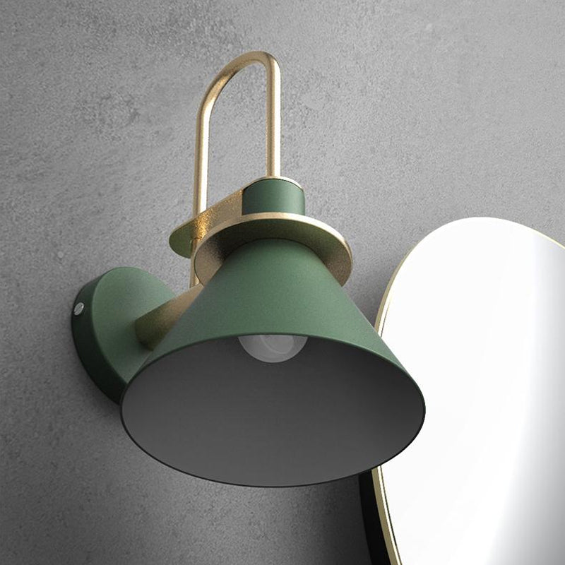 Svart/Hvit/Grønn Kjegle Vegglampe Macaron 1-Lykt Metall Veggmontert Lys med Bølgearm for Soverom, Varm/Hvit Lys | Luvikno