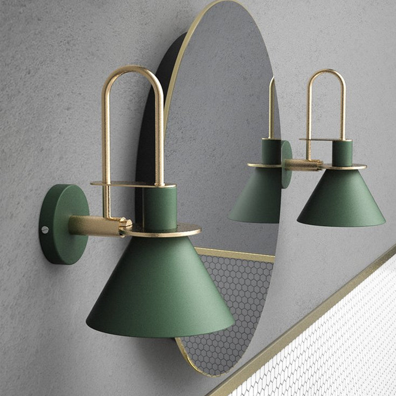 Svart/Hvit/Grønn Kjegle Vegglampe Macaron 1-Lykt Metall Veggmontert Lys med Bølgearm for Soverom, Varm/Hvit Lys | Luvikno