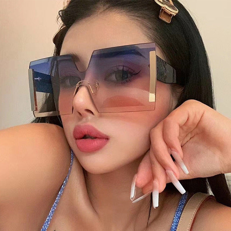 Dame futuristisk oversized solbrille med markant design Luvikno