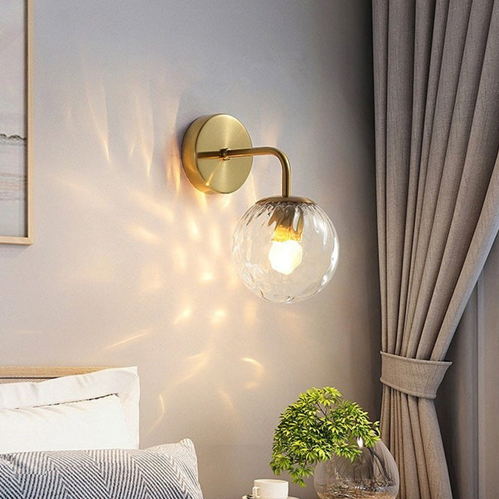 Ball Formet Vegglampe Minimalistisk Klart Bølget Glass 1-Lys Soveroms Veggmontert Belysning med Bøyd Arm i Svart/Gull | Luvikno