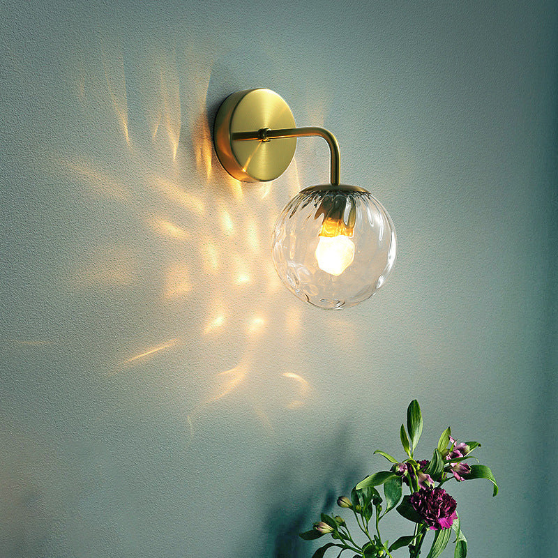 Ball Formet Vegglampe Minimalistisk Klart Bølget Glass 1-Lys Soveroms Veggmontert Belysning med Bøyd Arm i Svart/Gull | Luvikno