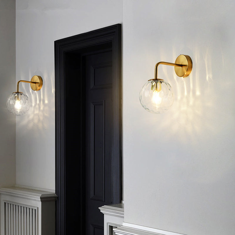 Ball Formet Vegglampe Minimalistisk Klart Bølget Glass 1-Lys Soveroms Veggmontert Belysning med Bøyd Arm i Svart/Gull | Luvikno