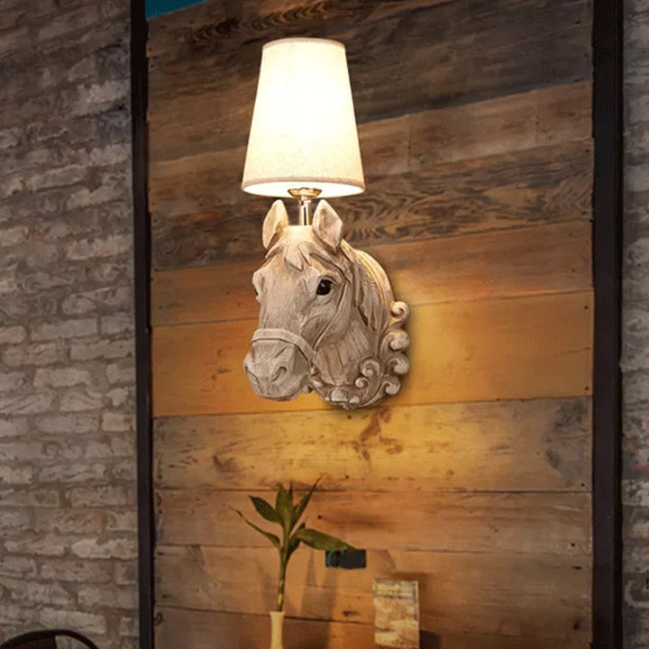 Art Deco Hestehode Vegglampe Resin 1-Lykt Restaurant Veggmontert Lys med Kjegleskjerm i Lys Brun | Luvikno