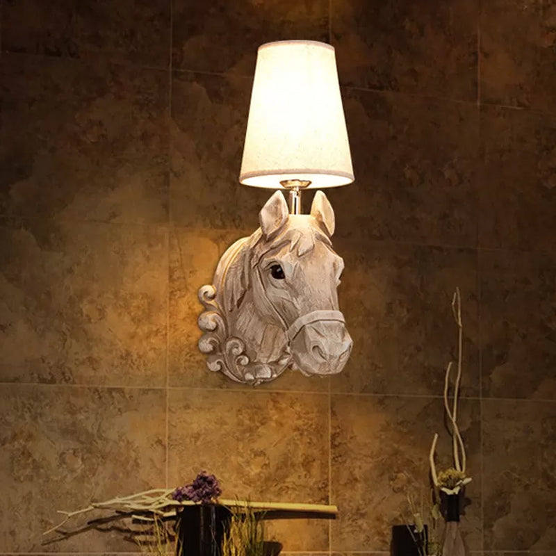 Art Deco Hestehode Vegglampe Resin 1-Lykt Restaurant Veggmontert Lys med Kjegleskjerm i Lys Brun | Luvikno