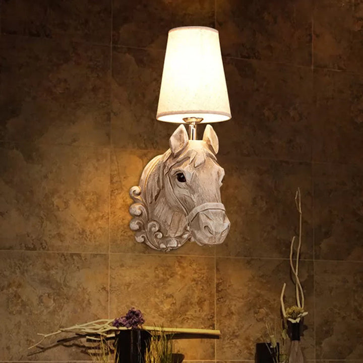 Art Deco Hestehode Vegglampe Resin 1-Lykt Restaurant Veggmontert Lys med Kjegleskjerm i Lys Brun | Luvikno