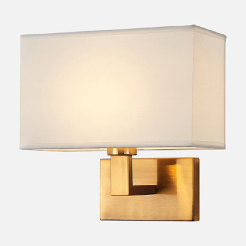 Postmodern Cuboid Vegglampe Stoff 1-Lys Sengelampe Lesevegglys i Hvit/Beige/Brown med Svart/Gull Arm | Luvikno